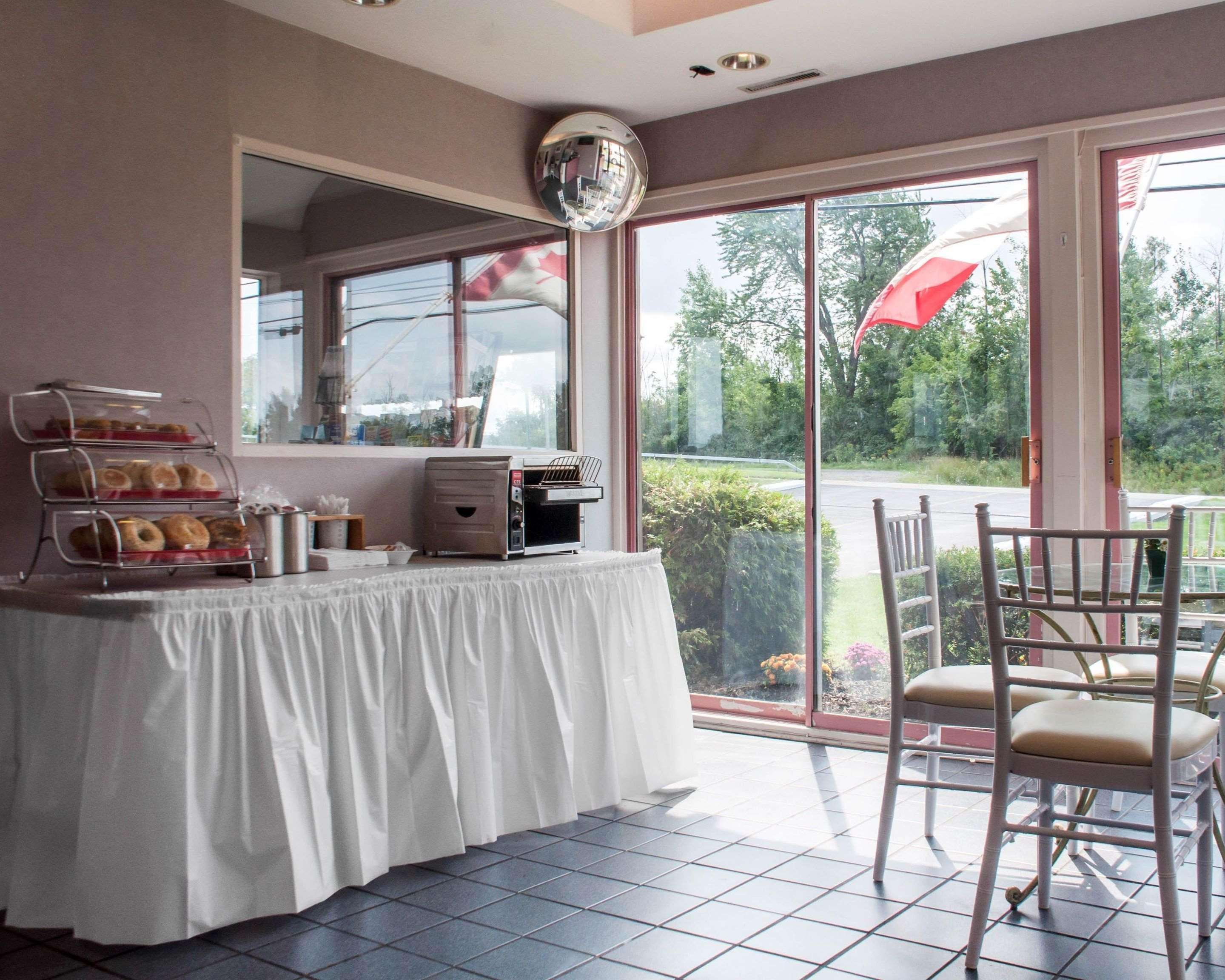 Econo Lodge Buffalo South Blasdell Экстерьер фото